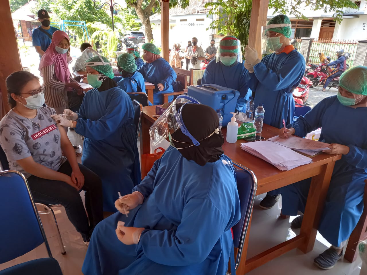 Kegiatan Vaksin Dosis 2 Dari Badan Inteljen Negara ( BIN ) Untuk Warga Kelurahan Oro oro Ombo